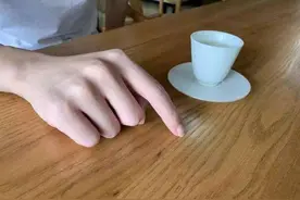 给别人倒酒时，对方“敲桌子”是什么意思？建议弄懂，免得出笑话图片