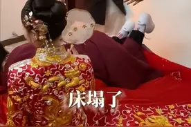 河南一伴郎翻窗抢亲砸塌床板，新娘穿喜服端坐伴娘们惊呼“床榻了”，化妆师：头次见，新郎回门准备换新床图片