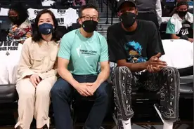 篮网老板蔡崇信一家5口亮相，妻子吴明华一袭红衣吸睛图片