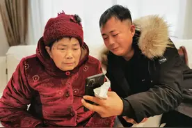 养父临终对儿说“你还在母亲肚里就被拐卖”，生母独自逃离将其抛弃，34年后母子见面放弃责怪图片