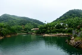 一潭碧水，四面青山，长沙近郊玩水宝地，就在319国道旁图片