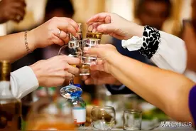 建议中年人：请客喝酒，这3种酒千万别上桌，既花冤枉钱还伤感情图片