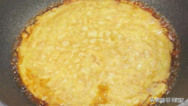 土豆鸡蛋饼这样做才好吃，鲜香入味，简单营养，孩子经常点名要吃