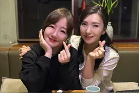 梦回《粉红女郎》！陈好罕见晒和薛佳凝合照，甜笑比心感慨“一晃已经20年”，网友热评：永远的万人迷和哈妹图片