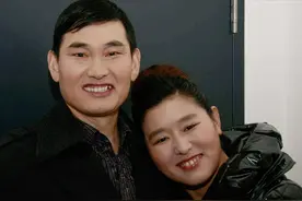 说不会抛弃“糟糠之妻”的朱之文，履行承诺了吗？图片