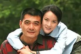 看看王新军前妻的儿子，再看下他现任儿子，网友：原生家庭很重要图片