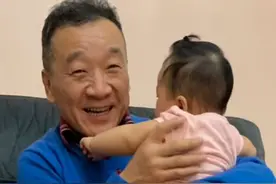 63岁刘亚津家庭照曝光，怀抱外孙笑开怀，演员女儿浓眉大眼颜值高图片