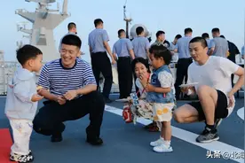 羡慕！军属登上甲板，与长航归来的水兵共赴音乐冷餐会图片