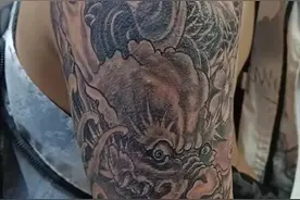 济南一18岁少年从脸到腿布满文身，眉心还有二郎神同款“天眼”，现已清洗三次但图案仍清晰可见图片