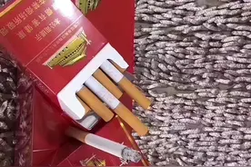 中哈边境市场中华150元一条，价格是内地三分之一，会是假烟吗？图片