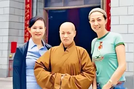 开豪车住别墅，戴假发穿黑丝，还和两个和尚结婚，这个尼姑真会玩图片