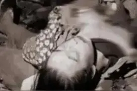 母亲已没了气息，婴儿浑然不知，仍趴在母亲胸前吮奶，令人垂泪图片