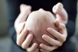 老人说的话不一定对，睡扁头不但没福气，还可能影响孩子的智商图片