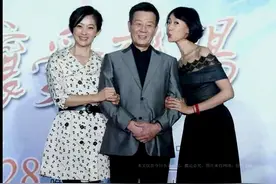 震惊，他娶了两个老婆 一个住三楼 一个住二楼 到了晚年他后悔 太累了图片