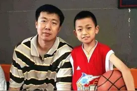 王治郅：人生坎坷，离婚后与美女主持人再婚，儿子是篮坛小巨人图片