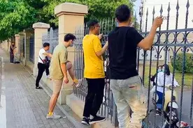 江西两名大学生翻墙出校，学校直接把他们俩开除，评论区两极分化图片