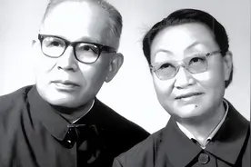 卧底夫妻假戏成真，妻子牺牲后丈夫不再娶，7年后“亡妻”找上门图片