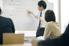 我的学生爱上了我，但是我儿子都和他差不多大了，我应该怎么做图片