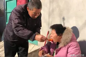 河南55岁大叔娶智障女，媒人相亲认识，婚姻得到女孩父母祝福图片