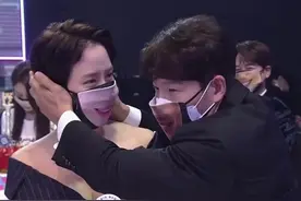 2021SBS演艺大赏红毯，女明星流行穿低胸长裙，身材一个比一个好图片