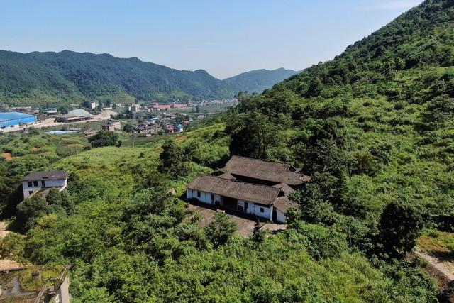 家在巴山山顶上