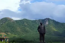 93年，干部发现酷似毛主席山头，李讷看后落泪：太像了图片