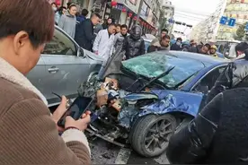 两天两起特斯拉疑似刹车失灵致一死两伤，视频显示车主主动躲闪图片