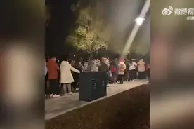 凌晨3点迪士尼度假区排长龙 超5000人排队抢购迪士尼玩偶……图片