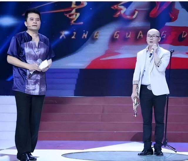 毕福剑现身网红聚会，跷二郎腿叼烟没人理，网友：太把自己当回事