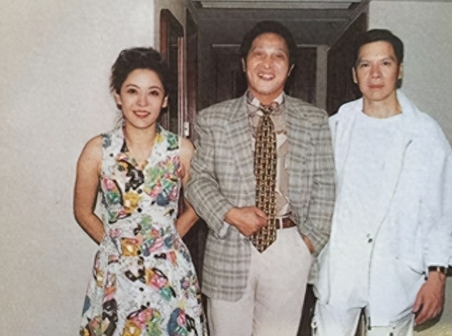 大师王林为几十名女星"床上开光"，一丝不挂用酒画符，场面炸裂！