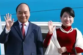 越南第一夫人罕见穿时装，红配绿吸睛，曾把“奥黛”穿出万种风情图片