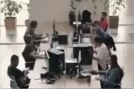 女子称被男领导当众拍屁股骚扰，女领导帮腔“把你当闺女开玩笑”，董事回应：上班已经照顾你了，还怎么样？图片