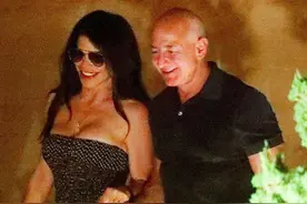 贝索斯开心约会！52岁大嘴女友昂首挺胸，穿迷你裙肌肉线条醒目图片