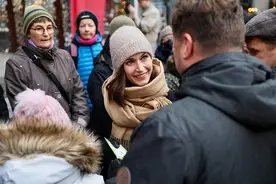 芬兰36岁美女总理俱乐部喝酒跳舞，自知是密接者，被曝光后推责图片