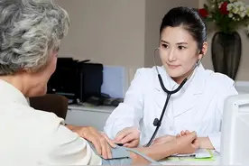 女护士处理男病人隐私部位时，会感觉尴尬吗？不妨听听护士怎么说图片