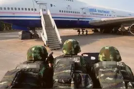 1978年中东乌龙营救行动：两国友军自相残杀，劫机犯吓得当场投降图片