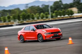 2.0T马力320匹，号称地表最强“家轿”，卖个30W不过分吧？图片