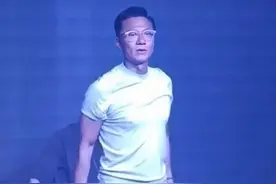 香港知名男星健硕胸肌抢镜，年过六十身材无走样，女儿是港姐冠军图片