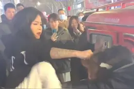 拉偏架！还逼迫见义勇为小伙道歉！这个百万大V被网暴了！图片