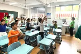 手脚并用一起“来赛”！萌娃健身快乐第一图片