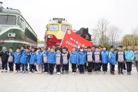 一群萌娃坐进了机车驾驶室！又要刷屏了！图片