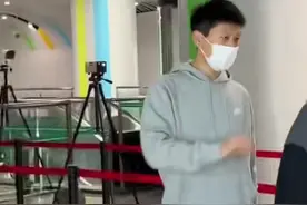 广东：情侣见面后不愿意离开，女生伤心流泪，网友：异地恋太痛苦图片