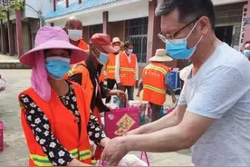 “好女婿”给22名环卫工送上端午节礼物图片