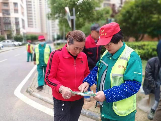 东湖新技术开发区豹澥街分类专班黄金堂社区开展清洁家园活动