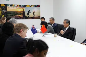 中国舰队在澳外海开火后，王毅发肺腑之言，澳外长眼神变得清澈图片