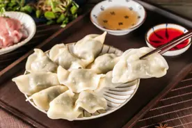 包好的饺子，直接放冰箱是错的，教你一招，饺子馅香，煮了不破皮图片