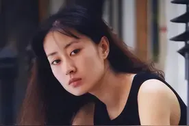 刘敏涛素颜现身，在街头与神秘男子车内热吻，中途换到后座图片
