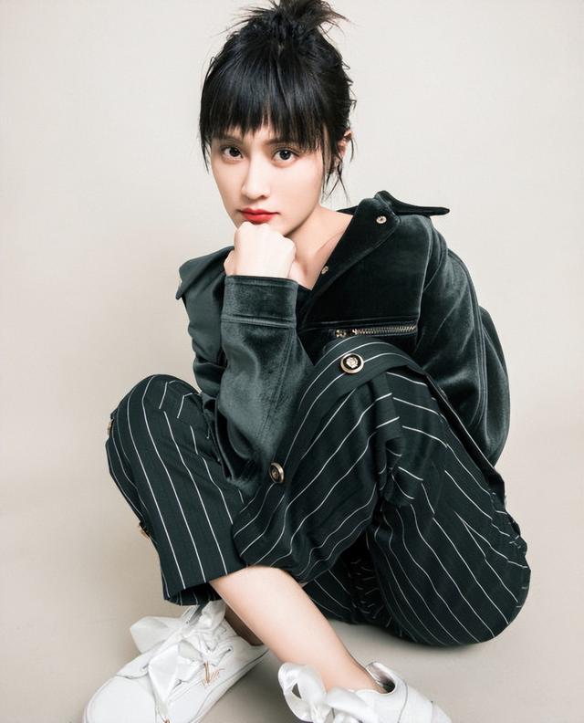 潘粤明与董洁离婚8年：他摆脱抑郁收获真爱，她带儿子苦度光阴