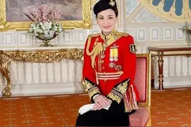 从平民到空姐，从空姐逆袭成泰国王后，打败得宠贵妃，稳坐后位图片