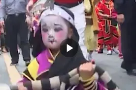 广东普宁，6岁萌娃耍大蛇奶凶奶凶跳英歌舞，网友：被有板有眼的萌娃圈粉了图片